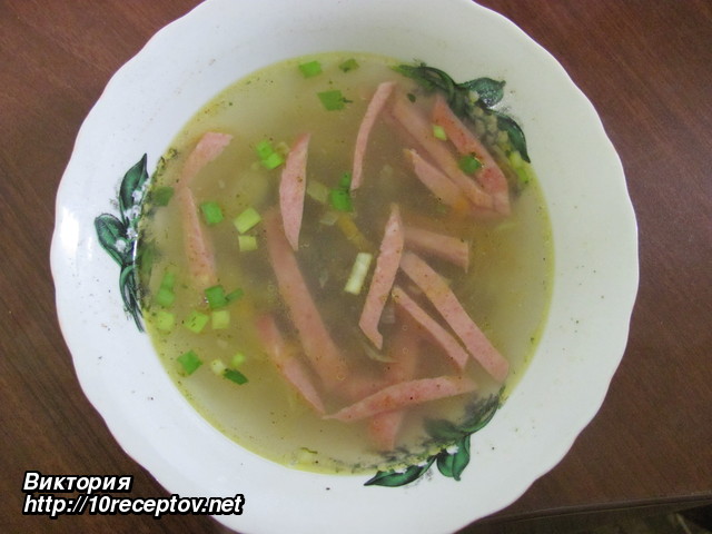 Суп из колбасы и консервированного зеленого горошка