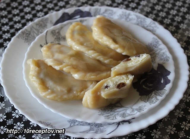 Вареники с творогом и изюмом Вареники с творогом и изюмом